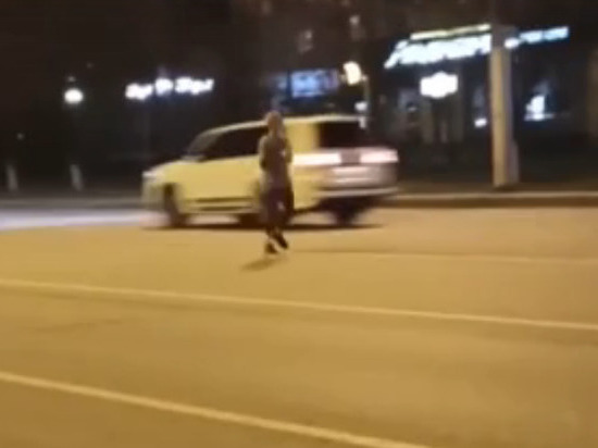 Бесстрашный бегун замечен на автодороге Новокузнецка