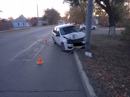 В Оренбурге на улице Магнитогорская  водитель врезался в столб