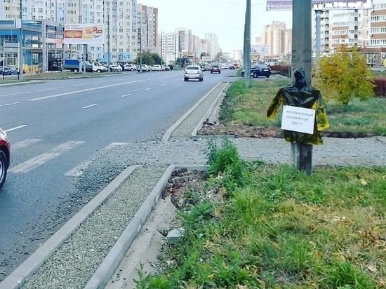 Оренбуржцы установили самодельный арт-объект с призывом к безопасности дорожного движения