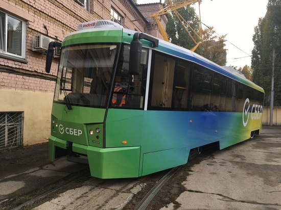 Радаев и Исаев осмотрели прибывший в Саратов модернизированный за 8,5 млн трамвай