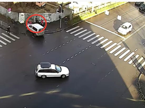 Легковой автомобиль влетел в толпу пешеходов в центре Петрозаводска