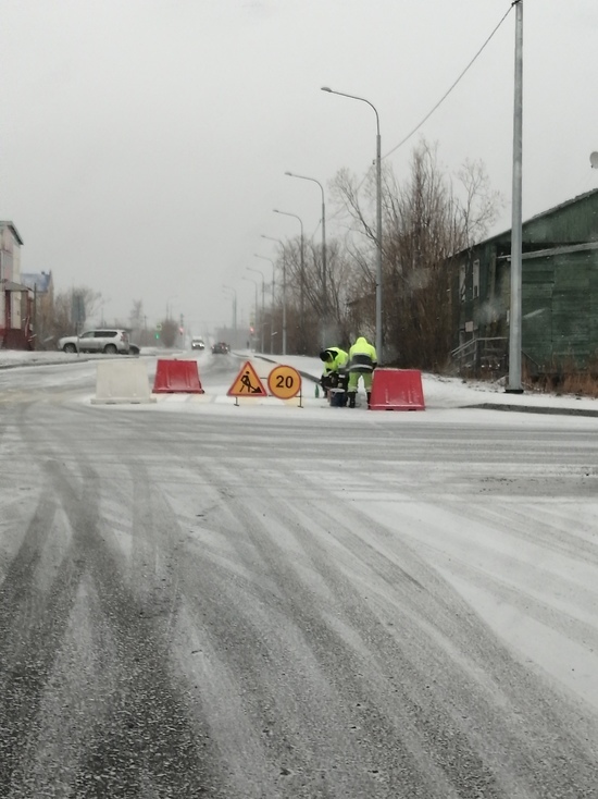 В Лабытнанги дорожники наносят разметку поверх снега
