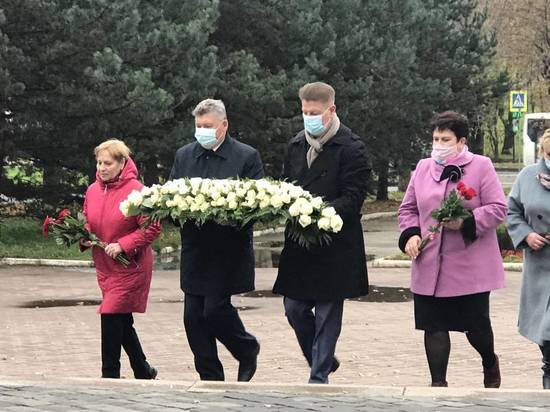 Костромские партийцы возложили цветы к памятнику труженикам тыла