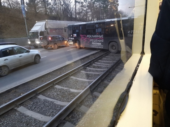 Автобус перегородил трамвайные пути возле ДК Шахтеров в Кемерове