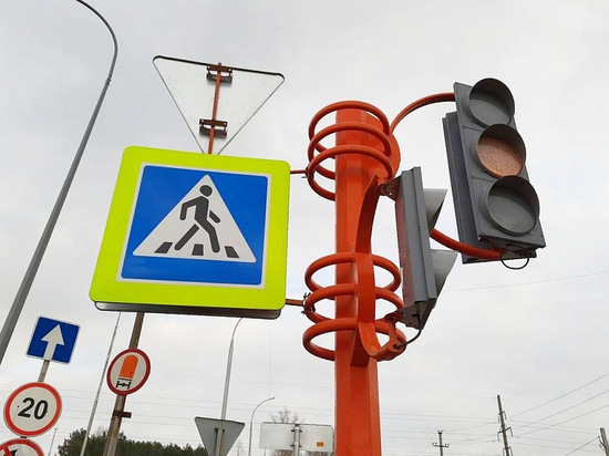 На аварийном перекрестке Кемерова смонтировали новый светофор