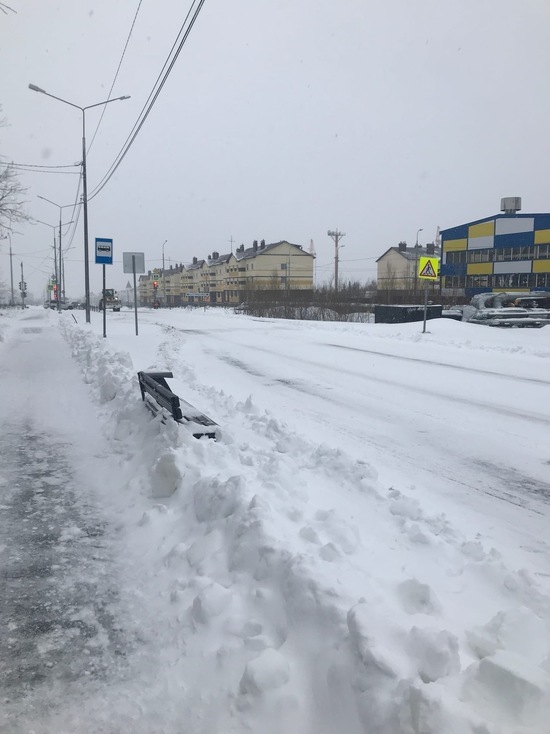Автобусную остановку в Лабытнанги засыпали снежным отвалом