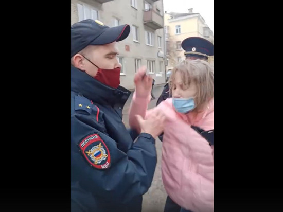 На Урале полицейские жестко скрутили девушку, поздно надевшую маску