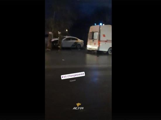 В Новосибирске такси попало в серьезное ДТП: приехали полиция и скорая