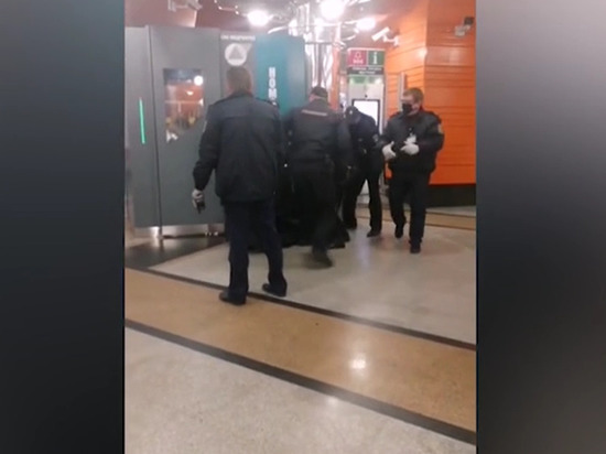 В метро Петербурга отряд полиции окружил мужчину без маски
