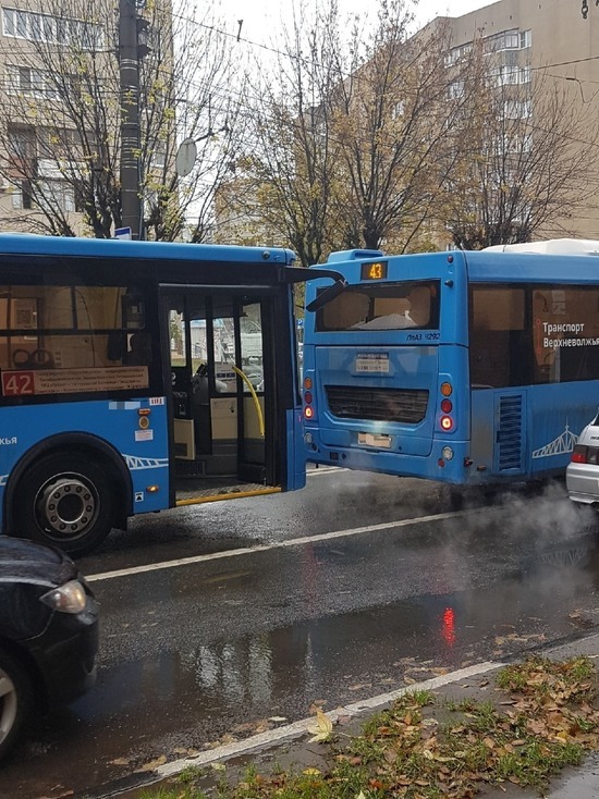 После аварии в центре Твери автобус остался без заднего стекла