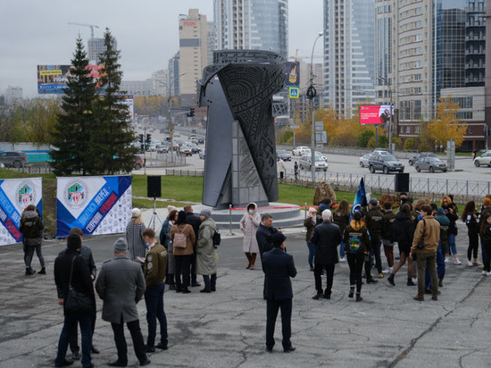 Яростный стройотряд: в Новосибирске установили памятник студбригадам