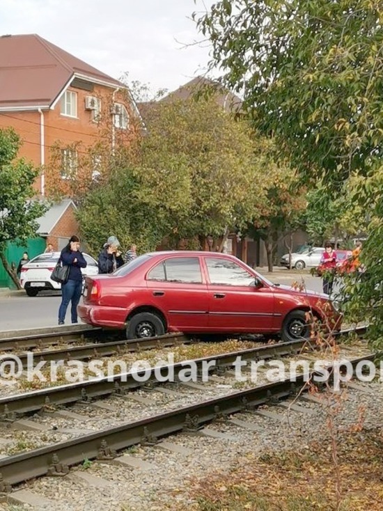 Застрявший на трамвайных путях автомобиль заблокировал проезд в Краснодаре