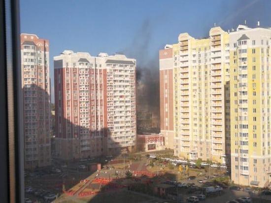 В Ростове на Западном горел супермаркет «Апекс»
