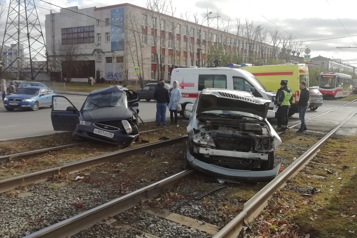 Е1 екатеринбург новости происшествия сегодня. Авария на проспекте Космонавтов в Екатеринбурге. ДТП на Космонавтов Екатеринбург.