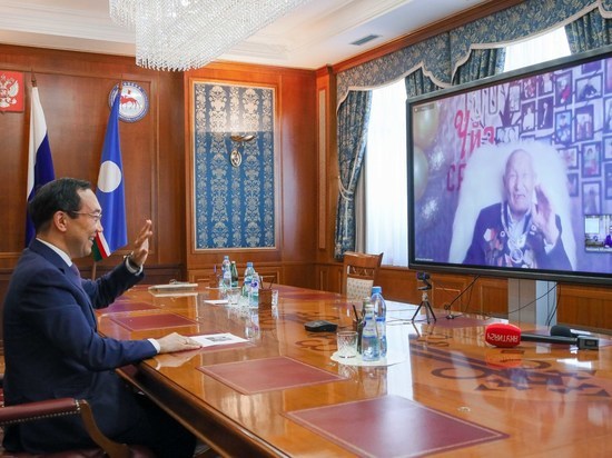 Глава Якутии поздравил участника Великой Отечественной войны со 100-летним юбилеем