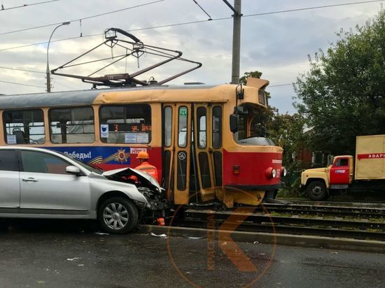 В Краснодаре трамвай сошел с рельсов после столкновения с авто