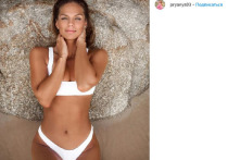 Шестикратная чемпионка мира по плаванию Юлия Ефимова опубликовала на своей странице в Instagram фотографию, на которой она предстала в белом откровенном бикини
