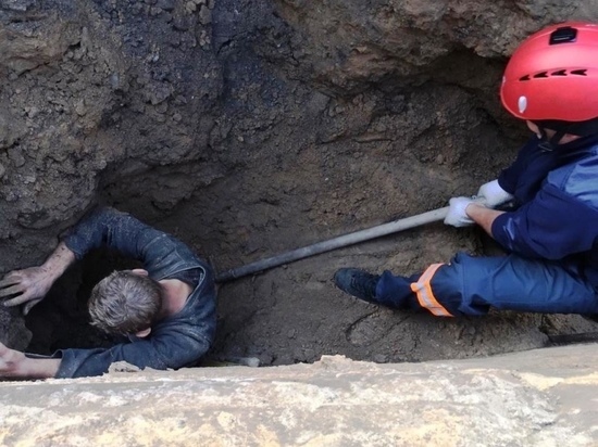 В Барнауле двое рабочих оказались под завалами грунта