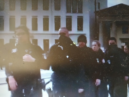 На кадрах показано, как оппозиционер гуляет у Бранденбургских ворот в Берлине