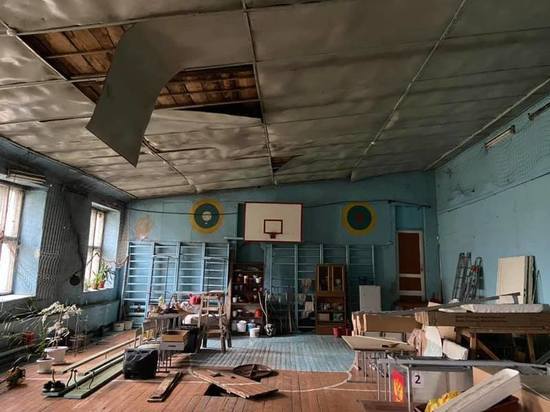 Активист написал обращения к министру образования и депутату Госдумы из-за разрушающегося спортзала в барнаульской школе