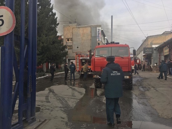 В Новосибирске сгорело крупное складское помещение