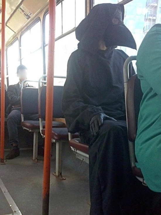 Некоторые жители Иванова ездят в общественном транспорте в масках "Чумного доктора"