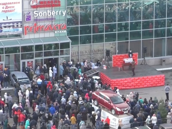 В торговом центре Барнаула собралась толпа людей во время розыгрыша иномарки