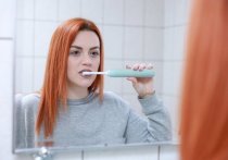Чистка зубов всякий раз, когда вы выходите из дома, «может помочь предотвратить Covid-19», потому что зубная паста содержит те же антибактериальные свойства, что и гель для рук, утверждает британский эксперт