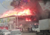 Крупный пожар на Острове в Чите, где горит здание с магазинами и кафе, тушат около 20 пожарных расчетов и более 50 пожарных