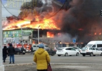В Чите в районе пересечения улиц Ярославского и Лазо горит здание, в котором находятся кафе и магазины