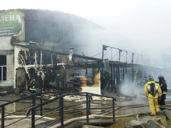 На пожаре торгового центра в Чите никто не пострадал