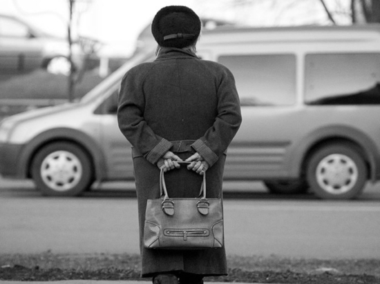 В Саяногорске налетчик лишил старушку денег и шоколадных конфет