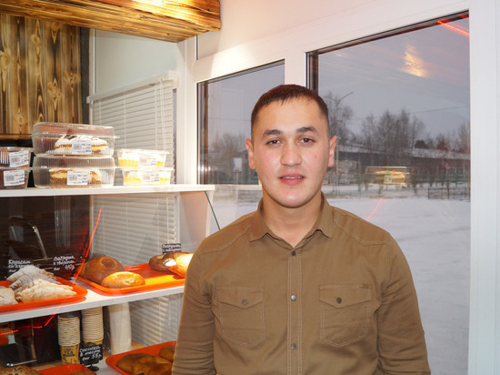 В Ханымее бизнесмен открыл кафе и построил теплую остановку с телевизором на средства гранта