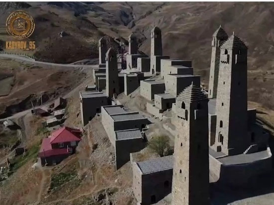 Кадыров показал Шаройский средневековый комплекс