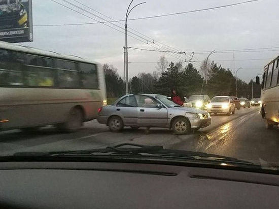 В Кемерово из-за ДТП затруднилось движение на одной из улиц