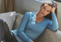 Известная модель Ирина Шейк выложила в Instagram снимок с обложки журнала Vogue, на котором она позирует обнаженной, прикрывая интимные места керамической плиткой