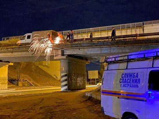 В Астрахани на Старом мосту на такси упало ограждение