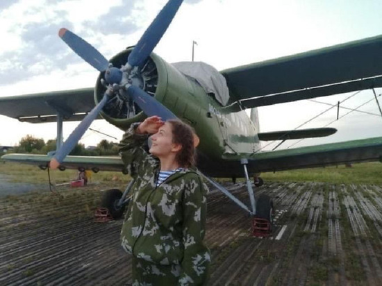 Жители Ямала совершили 90 прыжков с парашютом под Тюменью в честь юбилея округа
