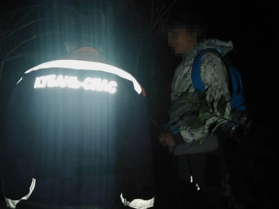 В Геленджике вооруженные мачете спасатели освободили туриста из густых зарослей