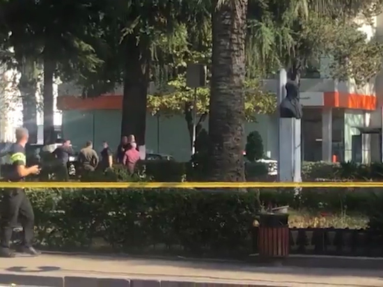 Вооруженный мужчина захватил заложников в филиале Банка Грузии в Зугдиди