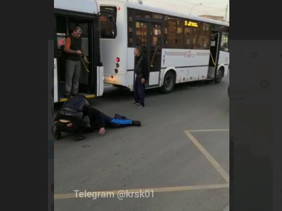 На Красной площади в Красноярске пассажир разбил стекло автобуса и подрался с водителем