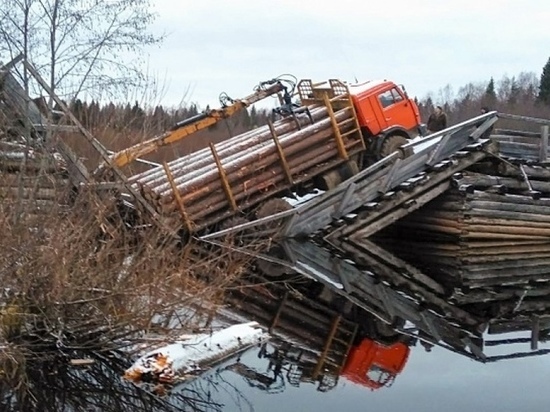 В Шенкурском районе КамАЗ обрушил деревянный мост через реку Суланда