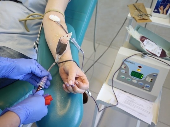 Перенесших коронавирус волгоградцев просят сдать кровь для больного