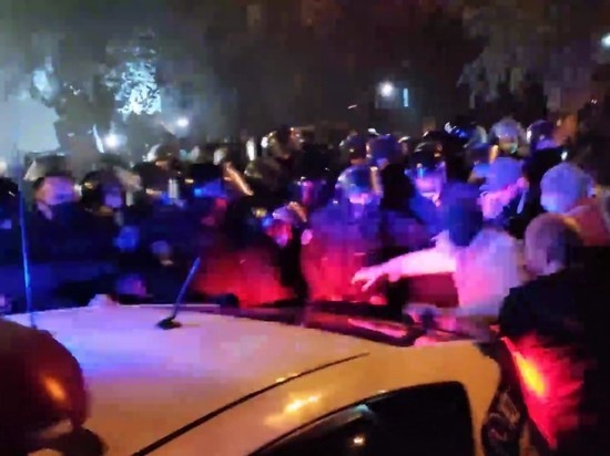 У Шевченковского суда в Киеве начались столкновения манифестантов с полицией