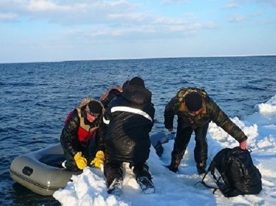 На Сахалине спасатели спасали рыбаков с льдины
