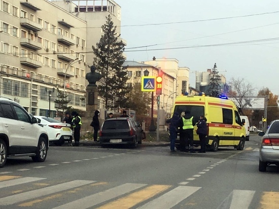 В центре Новосибирска произошло серьезное ДТП: одного водителя увезли на скорой