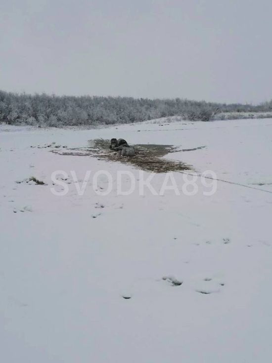 В ЯНАО снегоход провалился под лед на озере