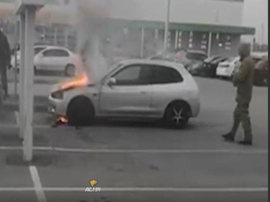 На парковке гипермаркета в Новосибирске вспыхнула иномарка. Видео
