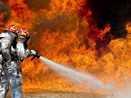 Пожар охватил гастроном в Кузбассе
