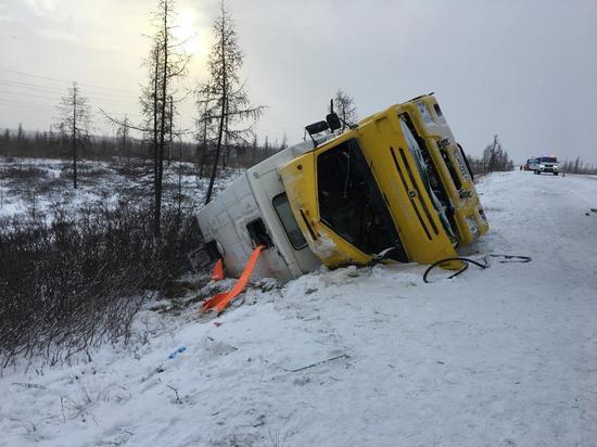 Грузовик завалился в кювет на ямальской трассе